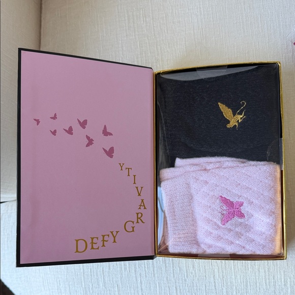 Wicked x Paul Tazewell Embroidered Crew Socks - Glinda/Elphaba 2 pack - Picture 2 of 6